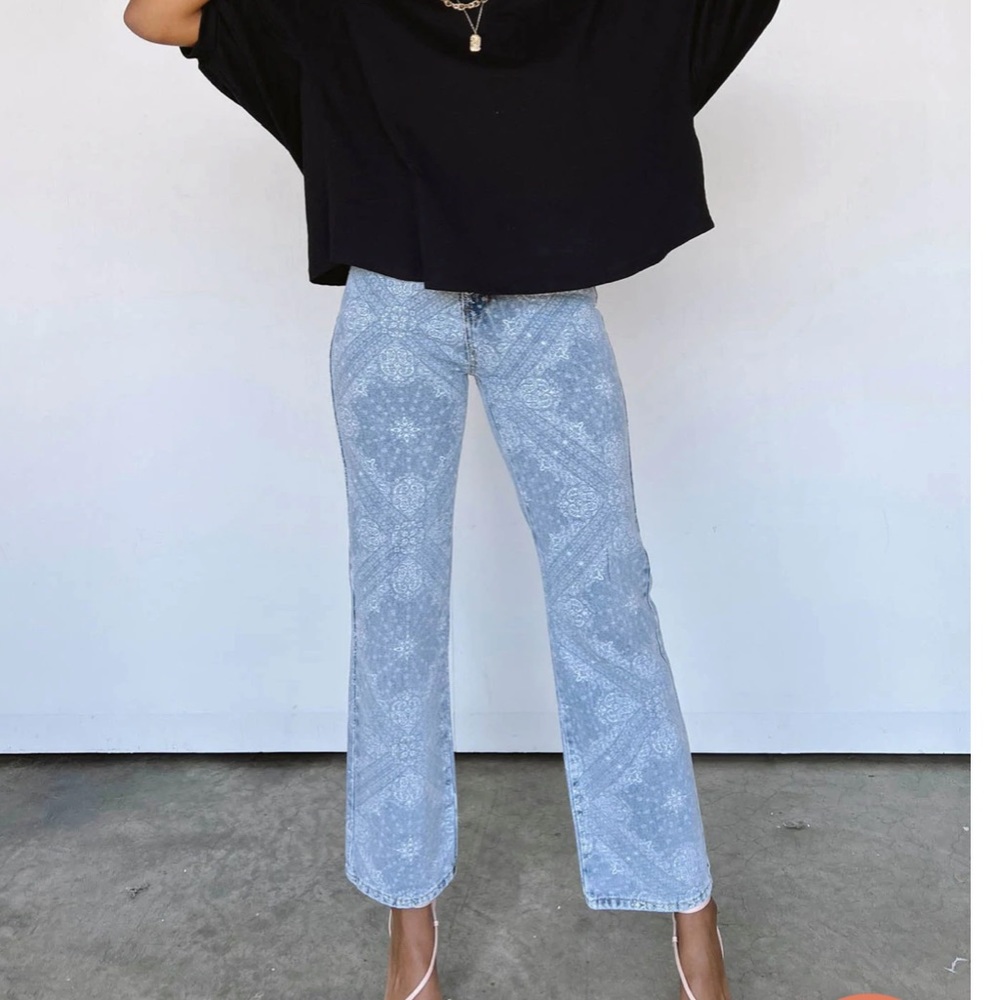 A5 - 254 Vestique bandana patterned Jeans blue and white size medium NWOT - Picture 2 of 11